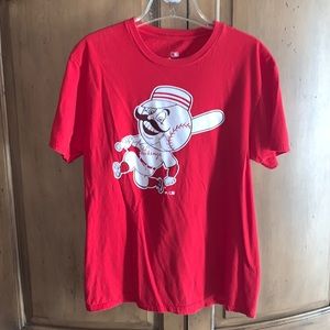 Cincinnati Red’s MLB Fanatics Mens Short Sleeve T-Shirt.